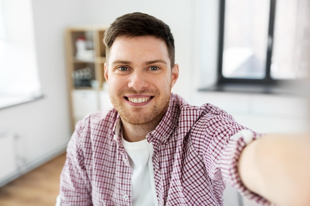 Foto mann oder video-blogger, der ein selfie macht