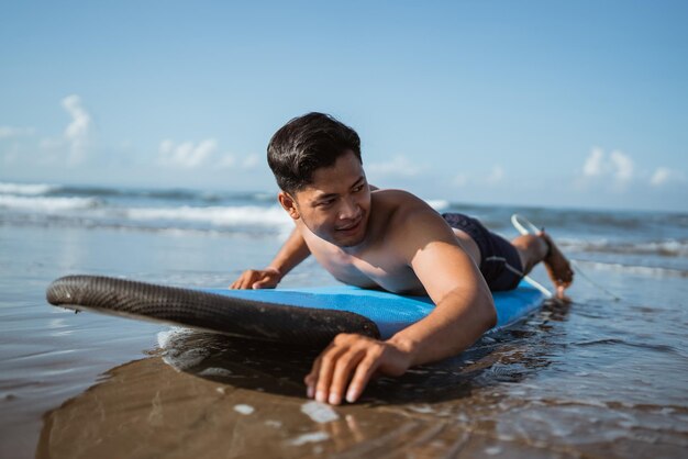 Mann ohne Hemd schwimmt im Meer