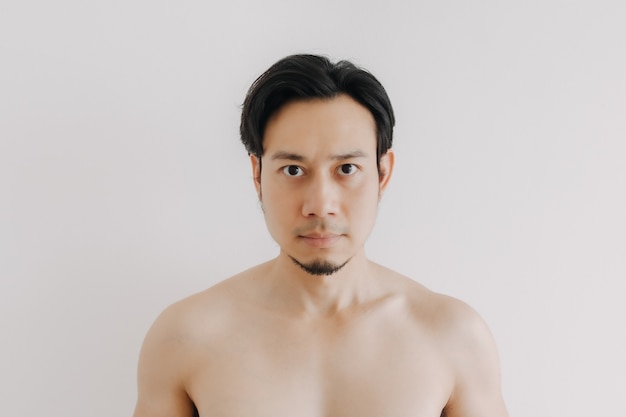 Mann ohne Hemd zeigt sein Gesicht und seine Haut für Hautpflegeprodukte