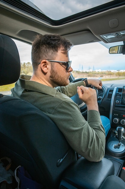 Mann Porträt im Auto Road Trip Reisekonzept