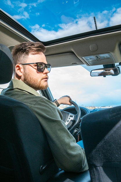 Mann Porträt im Auto Road Trip Reisekonzept