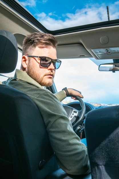 Mann Porträt im Auto Road Trip Reisekonzept