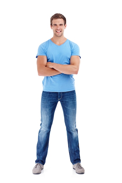 Mann Porträt und Lächeln oder Arme gekreuzt im Studio mit casual Mode Selbstvertrauen und trendy Outfit mit Jeans Modell cool Unternehmer und glücklich mit entspannen gute Stimmung und Denim auf weißem Hintergrund