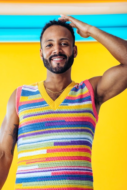 Mann posiert auf farbigen Hintergründen im Studio und trägt trendige Kleidung