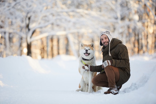 Mann posiert mit Akita Hund