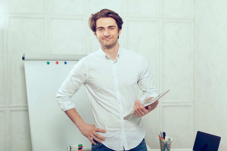 Foto mann präsentiert am flipchart