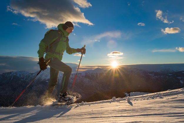 Mann praktiziert Schneeschuhwandern