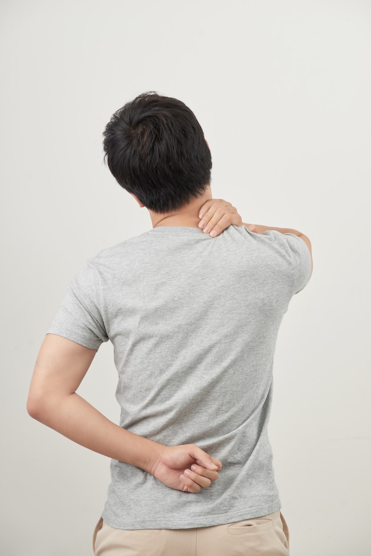 Foto mann reibt seinen schmerzhaften rücken hautnah. geschäftsmann, der seinen unteren rücken hält. schmerzlinderung, chiropraktisches konzept