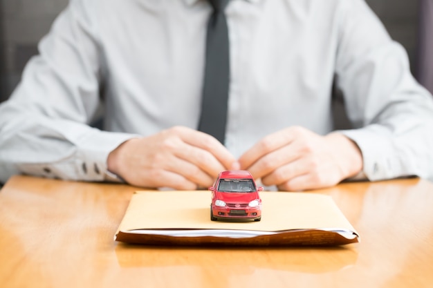 Mann reichte ein Autoversicherungspolicedokument ein und sendet Autoantrag an Vermittler