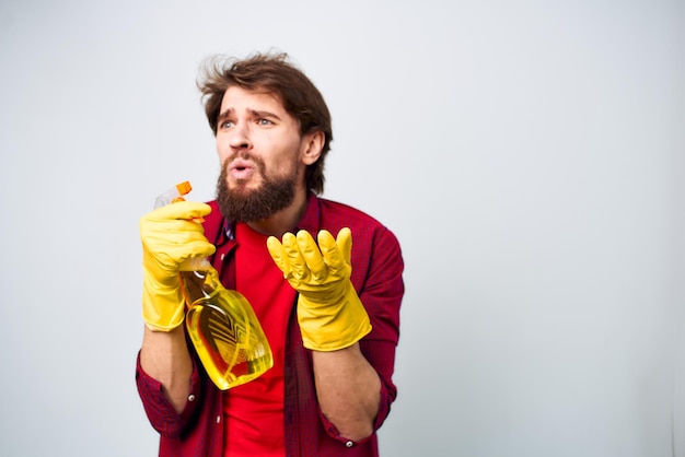 Mann Reinigungsmittel Gummihandschuhe Rendering-Dienst abgeschnitten Sicht Hochwertiges Foto