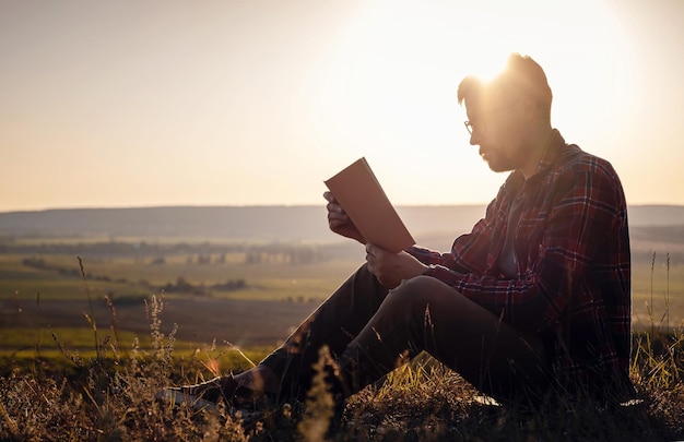Mann reisen entspannen in den Urlaubssitzen entspannen lesen Bücher auf felsigen Klippen