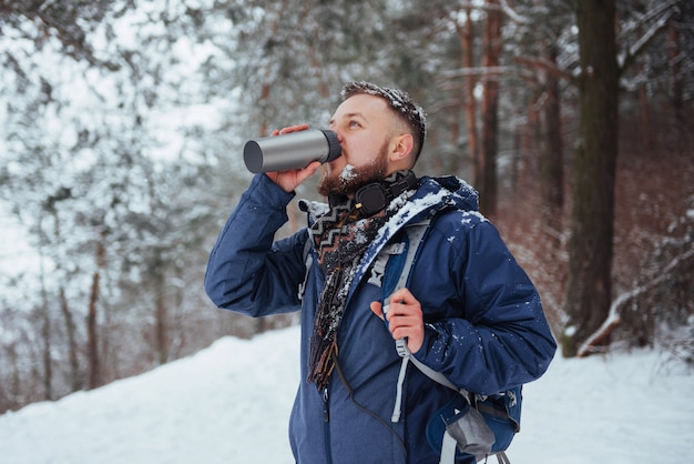 Mann-Reisender mit dem Rucksack, der die aktiven Ferien des Reise-Lebensstil-Abenteuers im Freien wandert. Schöner Landschaftswald