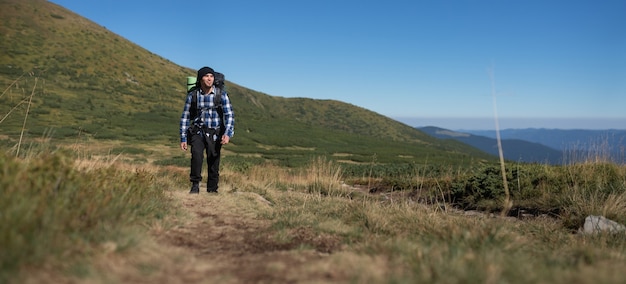 Mann Reisender mit Rucksack Bergsteigen