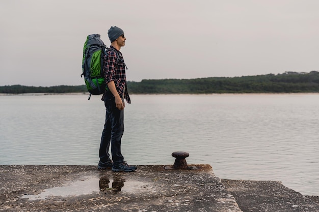 Foto mann reist rucksack