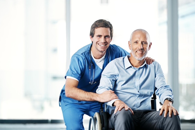 Foto mann rollstuhl und arzt für die gesundheitsversorgung medizinische und hilfe für die gemeinde pflege patient behindert lächeln und hoffnungsvoll mit porträt der männlichen person und betreuer fenster oder rehabilitation mit krankenschwester-dienst