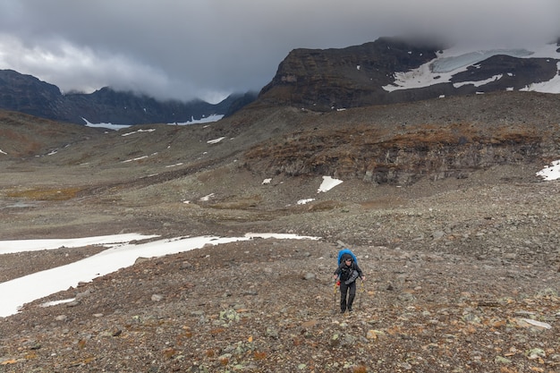 Mann Rucksack Wanderer am Kungsleden Trail bewundern die Natur von Sarek
