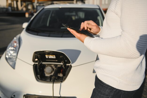 Mann schaltet das Aufladen des Autos ein