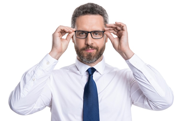 Mann schaut in Brille im Studio Mann schaut in Brille auf Hintergrund