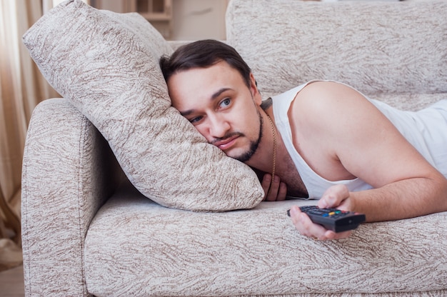 Mann schläft auf der Couch