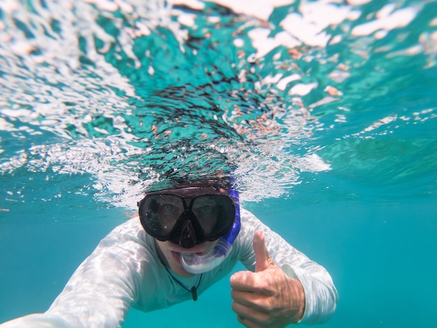 Mann schnorchelt unter Wasser blaues klares Wasser kopieren Raumkonzept von Reisen und Abenteuern