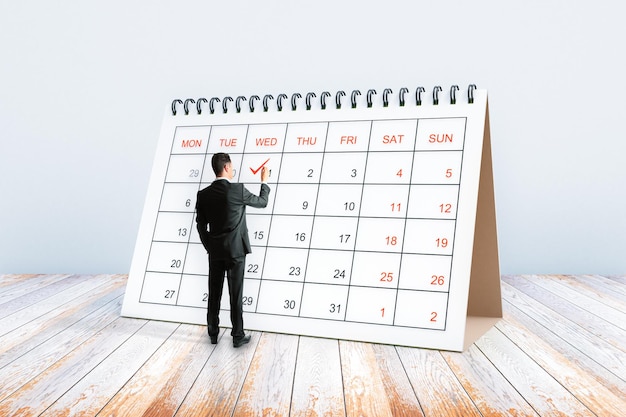 Mann schreibt in Kalender