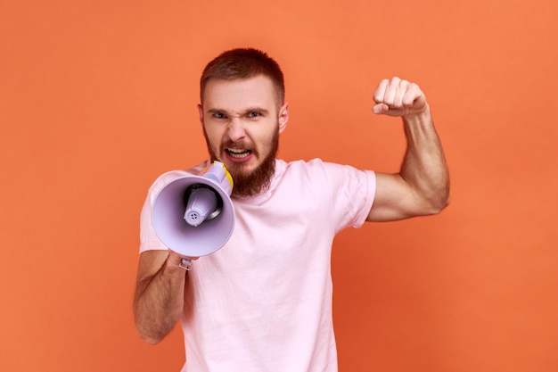 Mann schreit laut Megaphon an und kündigt Protest an, will gehört werden