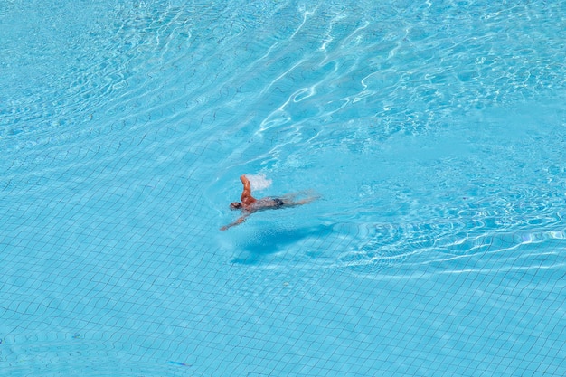 Foto mann schwimmt im schwimmbad im hotel in sharm el sheikh süd-sinai ägypten top-view