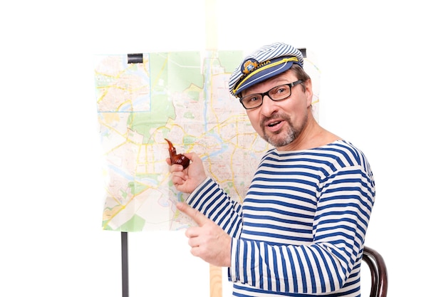 Mann Seemann in Mütze mit Pfeife mit Globus und Karte auf weißem Hintergrund