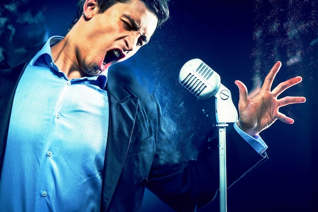 Mann singt in das Mikrofon