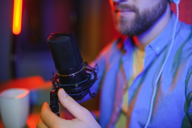 Mann singt in einem Tonstudio