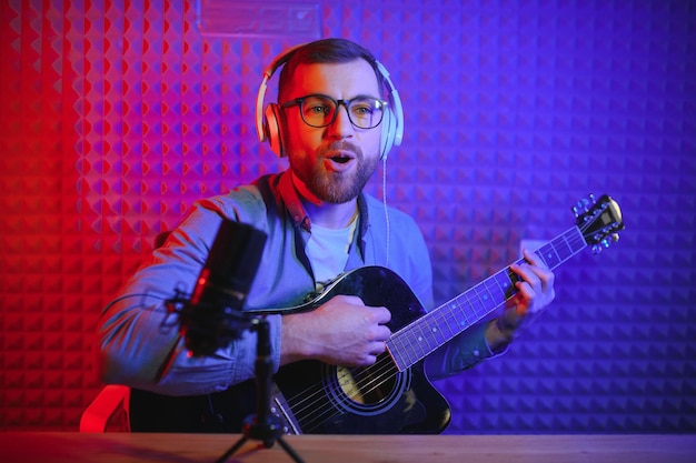 Mann singt in einem Tonstudio