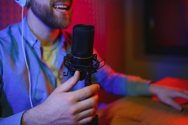 Mann singt in einem Tonstudio