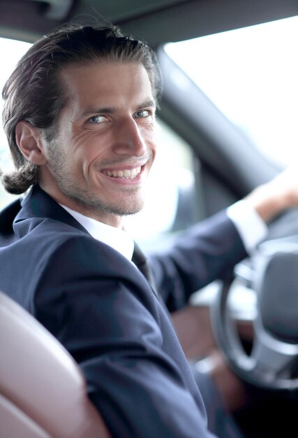 Foto mann sitzt am steuer eines autos