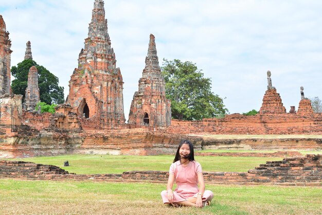 Foto mann sitzt auf dem tempel gegen das gebäude