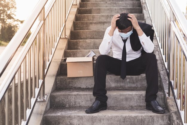 Foto mann sitzt auf der treppe