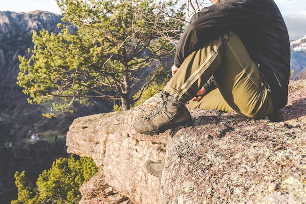 Foto mann sitzt auf einem felsen