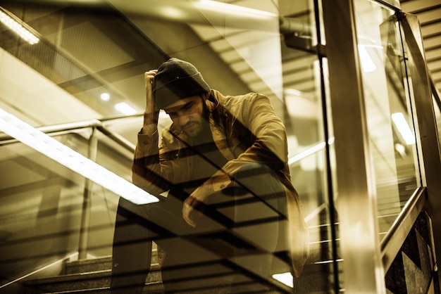 Mann sitzt Blick auf der Treppe besorgt