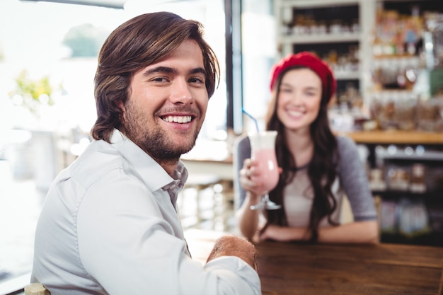 Mann sitzt im Cafe