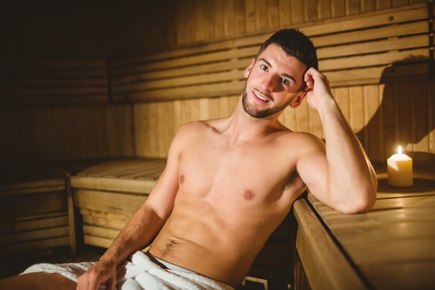 Mann sitzt in einer Sauna