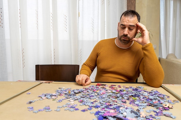 Foto mann sitzt zu hause auf dem tisch