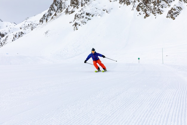 Mann Skifahren auf der Skipiste