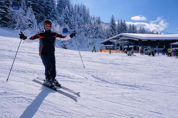 Mann Skifahrer Skifahren im Skigebiet Zillertal Arena in Tirol in Mayrhofen in Österreich in den Winteralpen. Alpine Berge mit weißem Schnee und blauem Himmel. Abfahrtsspaß auf österreichischen Schneepisten.