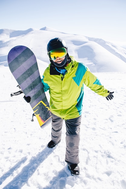 Mann Snowboarder an der Spitze der Berge schöne Aussicht auf den Hintergrund