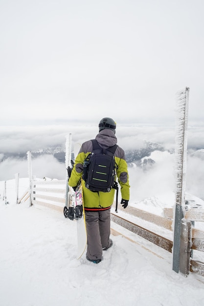 Mann-Snowboarder auf dem Gipfel des Chopok-Berges