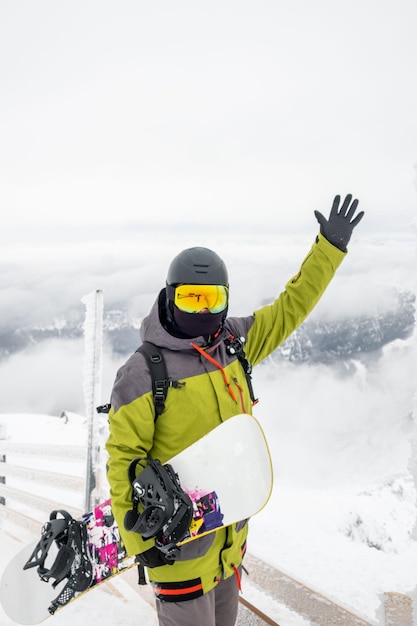 Mann Snowboarder auf der Spitze des Skigebiets Chopok Berg Slowakei