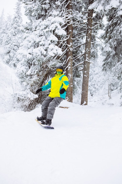 Mann-Snowboarder im Winterwald-Kopienraum