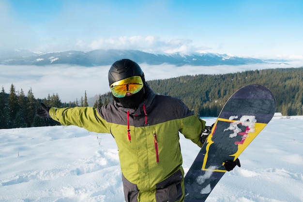 Mann Snowboarder Porträt Karpaten im Hintergrund