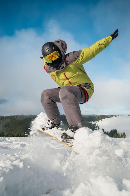 Mann Snowboarder Porträt Karpaten im Hintergrund