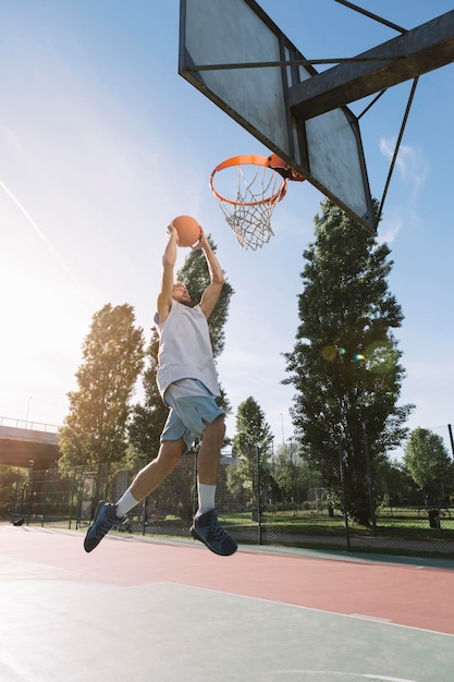 Mann spielen Basketball