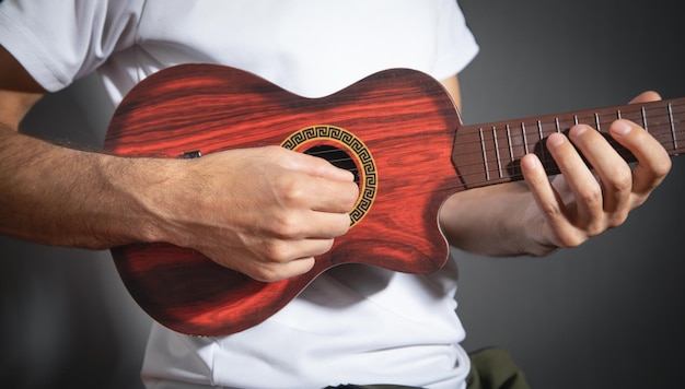 Mann spielt auf Gitarre Musik Lifestyle